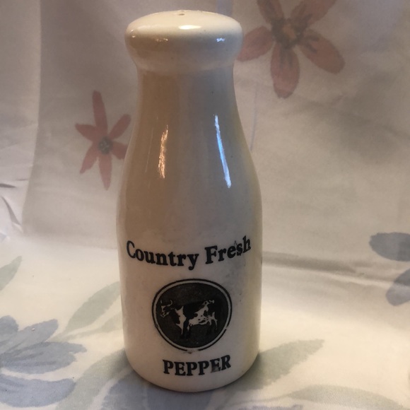 Vintage Ceramic Country Fresh Pepper & Farm Fresh Salt Shakers w/cow motif - Picture 2 of 13